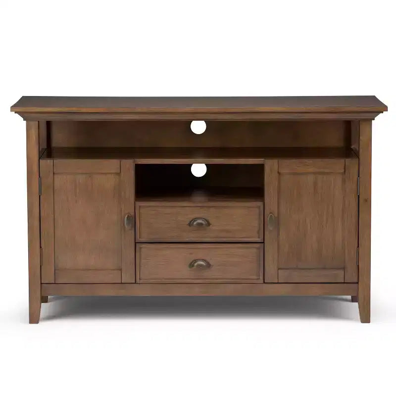 Meuble TV en bois massif WyndenHall Mansfield pour téléviseurs jusqu'à 60 po, brun vieilli naturel rustique : Rangement multimédia, quincaillerie en laiton