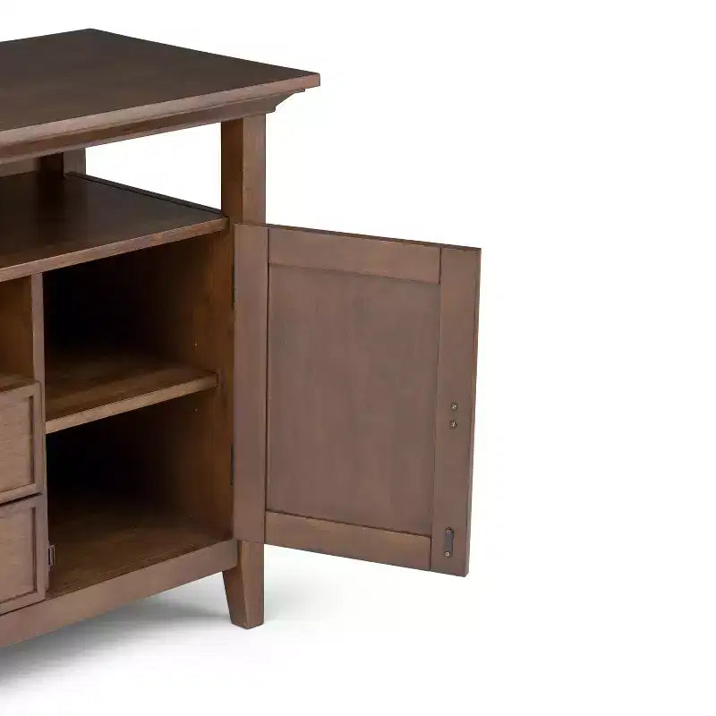 Meuble TV en bois massif WyndenHall Mansfield pour téléviseurs jusqu'à 60 po, brun vieilli naturel rustique : Rangement multimédia, quincaillerie en laiton