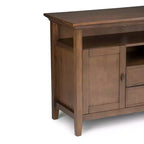 Meuble TV en bois massif WyndenHall Mansfield pour téléviseurs jusqu'à 60 po, brun vieilli naturel rustique : Rangement multimédia, quincaillerie en laiton