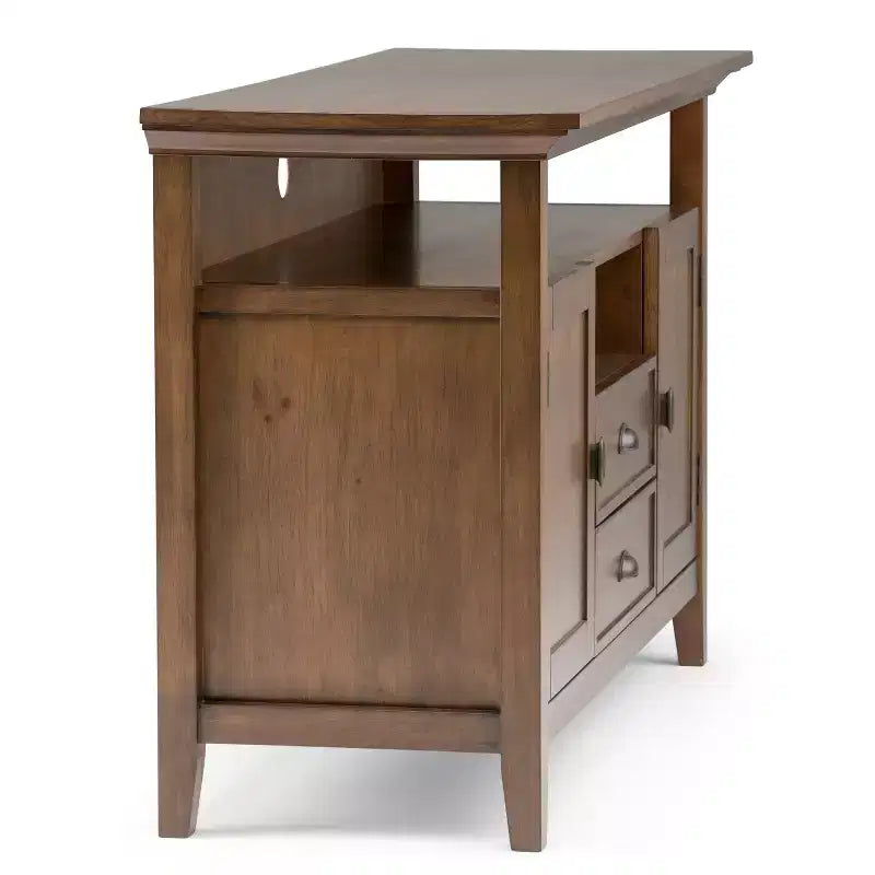 Meuble TV en bois massif WyndenHall Mansfield pour téléviseurs jusqu'à 60 po, brun vieilli naturel rustique : Rangement multimédia, quincaillerie en laiton