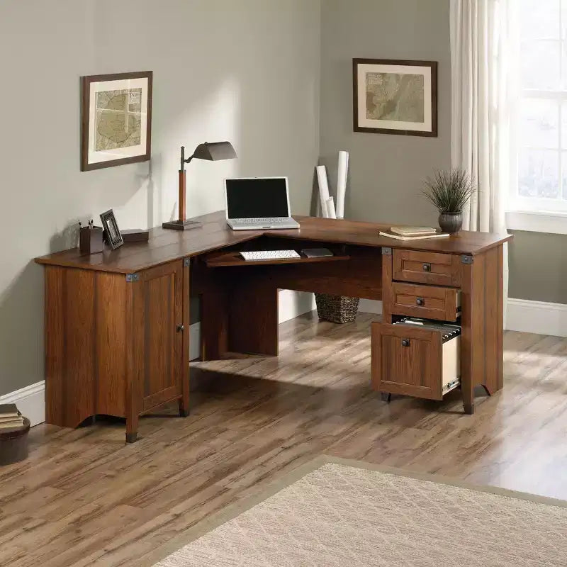 Bureau d'angle pour ordinateur Carson Forge Rouge - Sauder : Poste de travail pour bureau à domicile avec rangement pour unité centrale et gestion des câbles