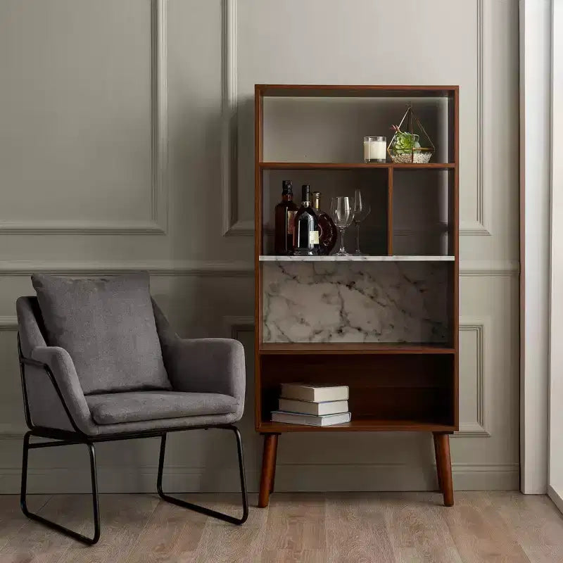 Étagère Kingston 58 po avec dessus imitation marbre et pieds en bois massif Noyer - Teamson Home : Rangement de style Mid-Century, 4 étagères ouvertes