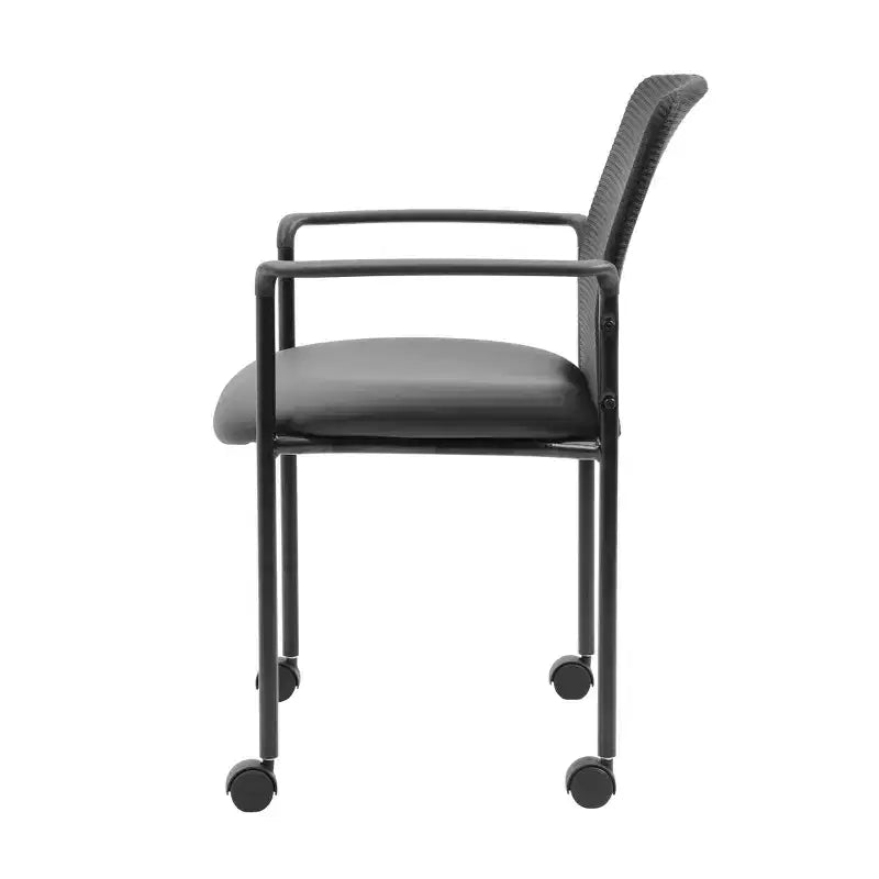 Chaise visiteur en maille avec accoudoirs fixes et cadre métallique - Boss Office Products : Empilable, dossier respirant