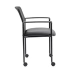 Chaise visiteur en maille avec accoudoirs fixes et cadre métallique - Boss Office Products : Empilable, dossier respirant