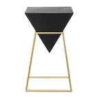 Table d'appoint moderne en bois noir – Olivia & May : Piètement doré, Aucun assemblage requis, Design triangulaire en métal et bois
