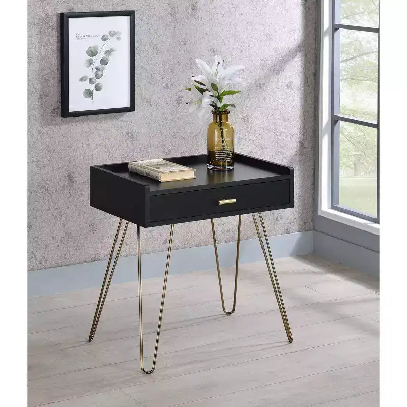 23,5" table d'appoint Allen Mid-Century noire - Ore International : pieds en cuivre chromé, tiroir de rangement