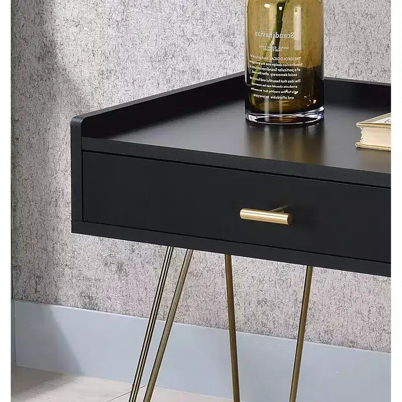 23,5" table d'appoint Allen Mid-Century noire - Ore International : pieds en cuivre chromé, tiroir de rangement