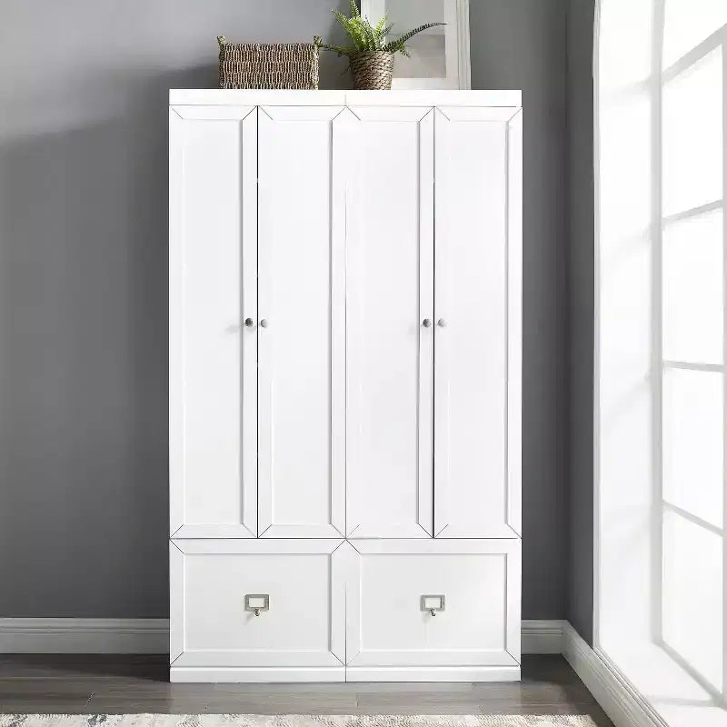 2 armoires de rangement Harper blanches pour entrée - Crosley : Cadre en MDF, placage bois, 4 portes, 2 tiroirs, 6 crochets, hauteur 188 cm