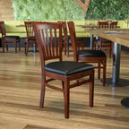 Chaise de restaurant en bois à lattes verticales Flash Furniture