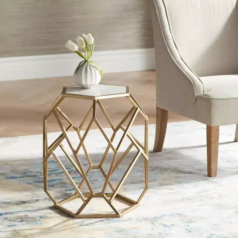Table d'appoint hexagonale moderne en métal doré Coast to Coast Accents avec plateau en marbre véritable blanc de 52 cm pour salon, chambre à coucher ou chevet