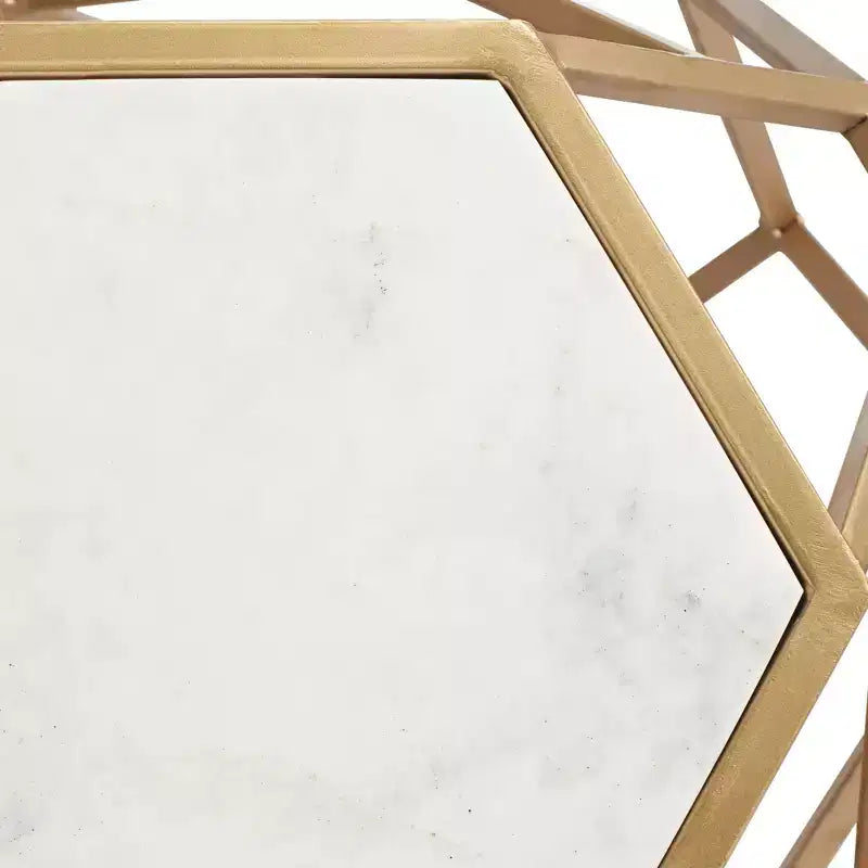 Table d'appoint hexagonale moderne en métal doré Coast to Coast Accents avec plateau en marbre véritable blanc de 52 cm pour salon, chambre à coucher ou chevet