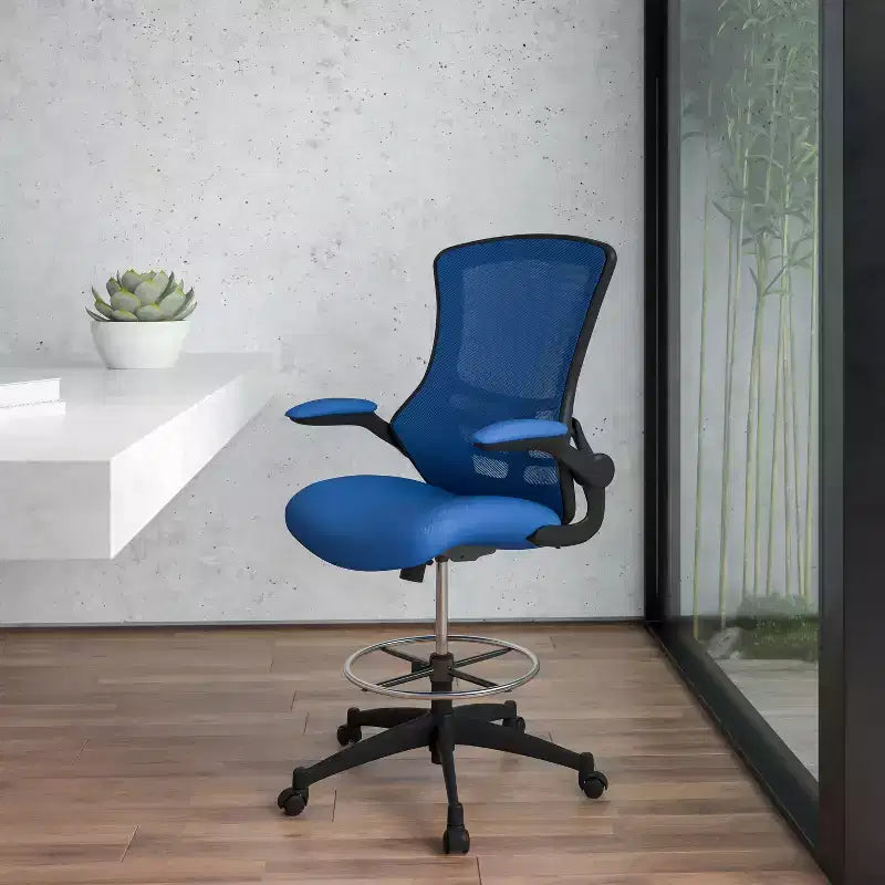 Chaise de dessinateur ergonomique Emma and Oliver Mid-Back Mesh avec repose-pieds et accoudoirs relevables