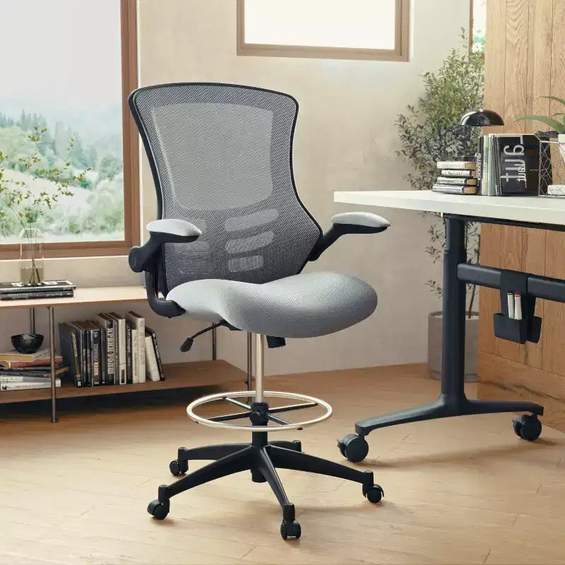 Chaise de dessinateur ergonomique Emma and Oliver Mid-Back Mesh avec repose-pieds et accoudoirs relevables
