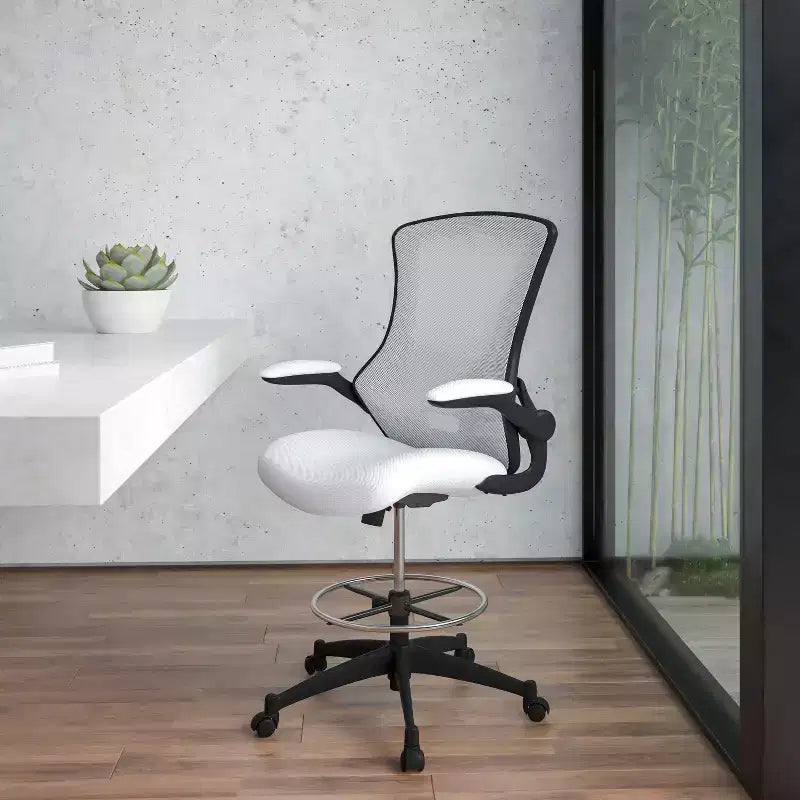 Chaise de dessinateur ergonomique Emma and Oliver Mid-Back Mesh avec repose-pieds et accoudoirs relevables