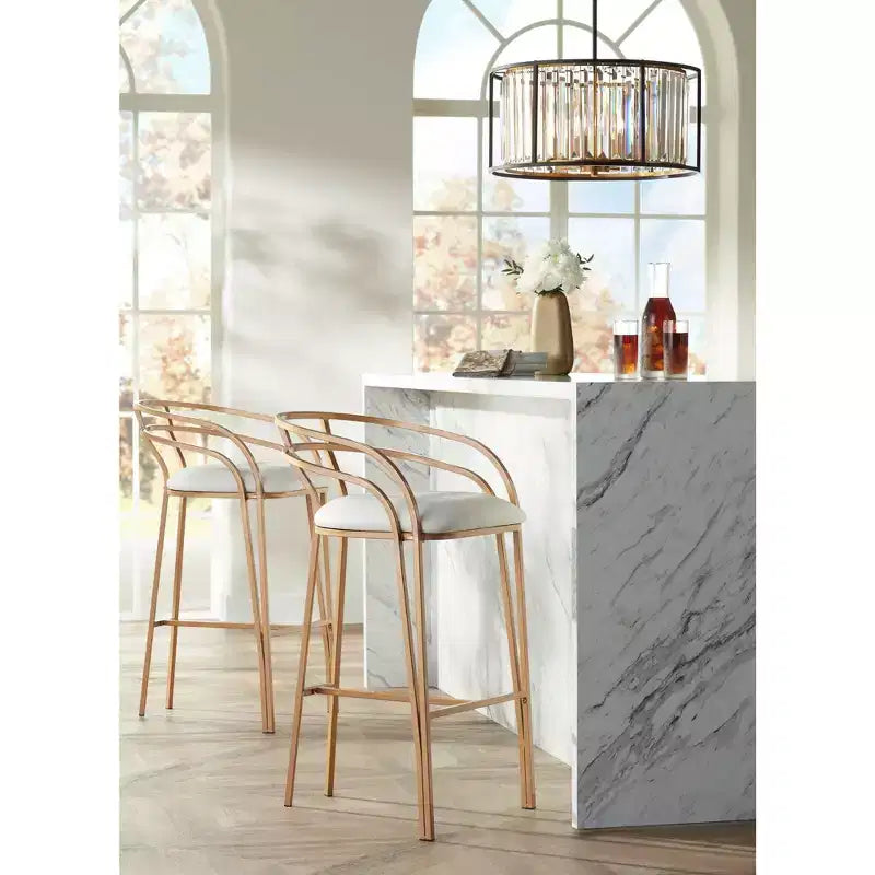 Tabouret de bar Tanner en métal doré 55 Downing Street, 76 cm de haut, coussin en tissu blanc moderne rembourré avec dossier bas et repose-pieds, pour comptoir de cuisine