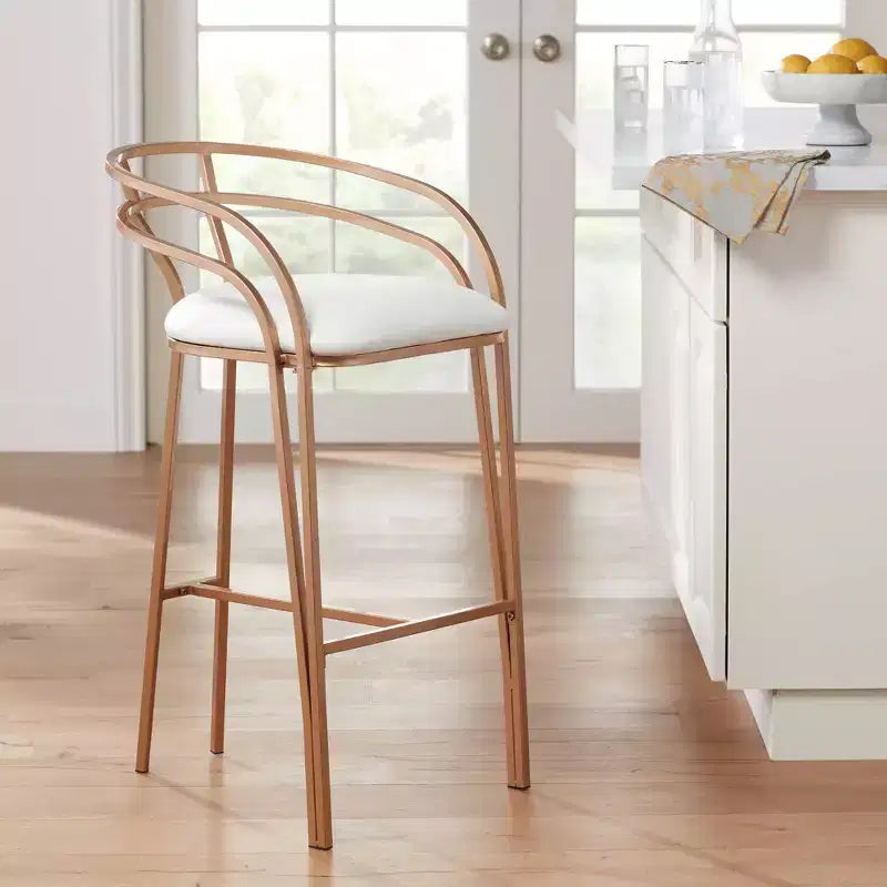 Tabouret de bar Tanner en métal doré 55 Downing Street, 76 cm de haut, coussin en tissu blanc moderne rembourré avec dossier bas et repose-pieds, pour comptoir de cuisine