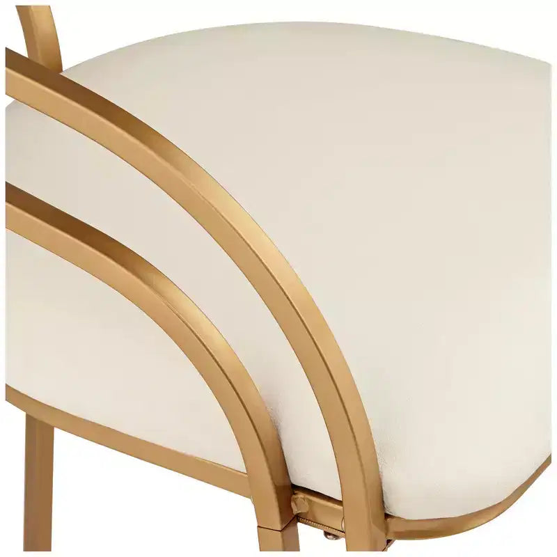 Tabouret de bar Tanner en métal doré 55 Downing Street, 76 cm de haut, coussin en tissu blanc moderne rembourré avec dossier bas et repose-pieds, pour comptoir de cuisine