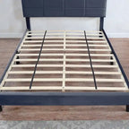 Lit de rangement capitonné gris avec ports de chargement USB, lit plateforme, chambre moderne