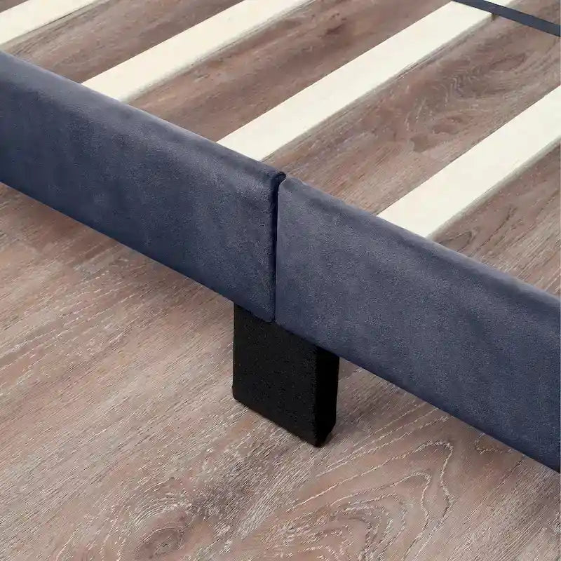 Lit de rangement capitonné gris avec ports de chargement USB, lit plateforme, chambre moderne