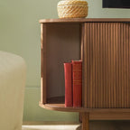Meuble TV cannelé de 60" avec bords arrondis, style moderne, meuble de rangement multimédia