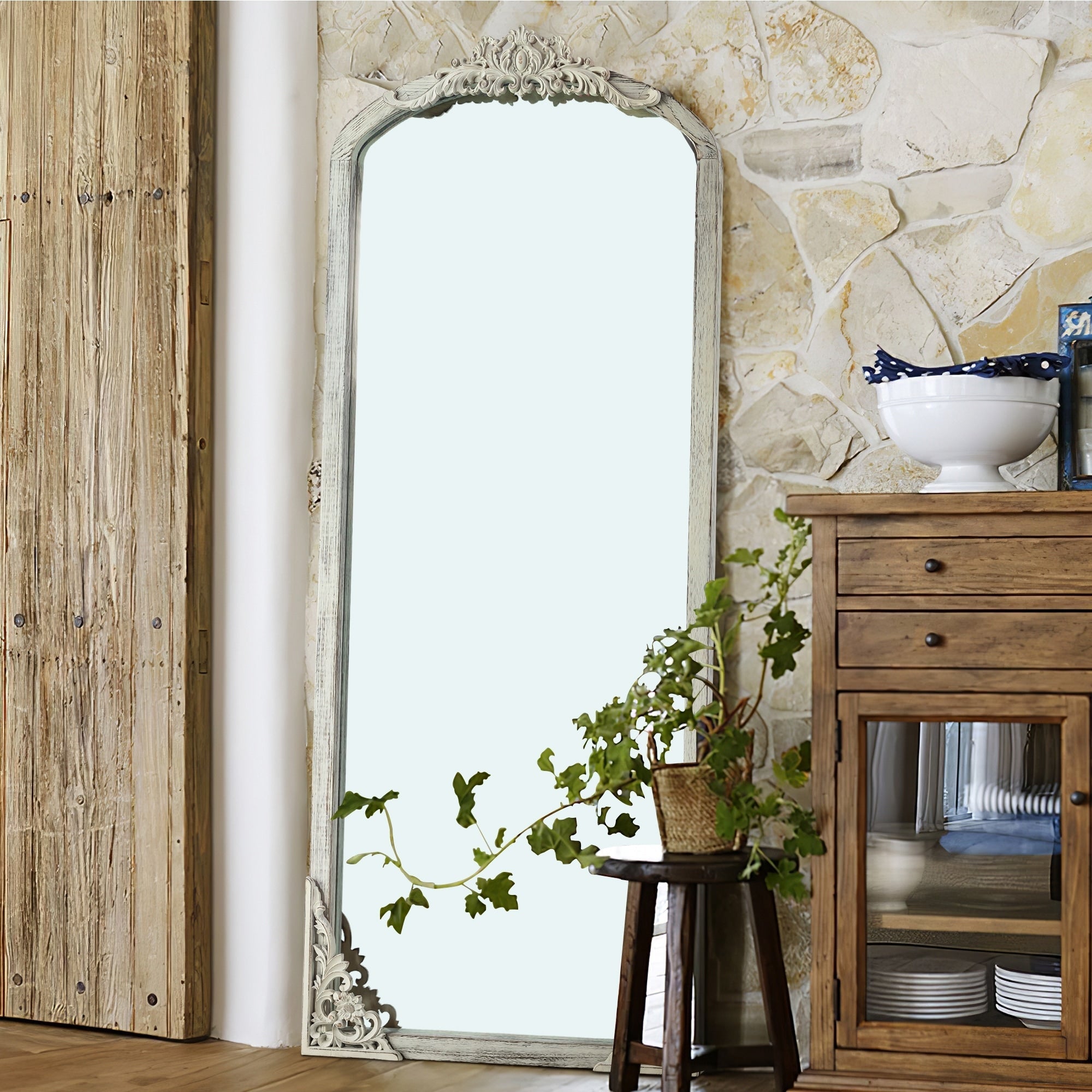 Miroir sur pied en bois massif sculpté en plein cintre