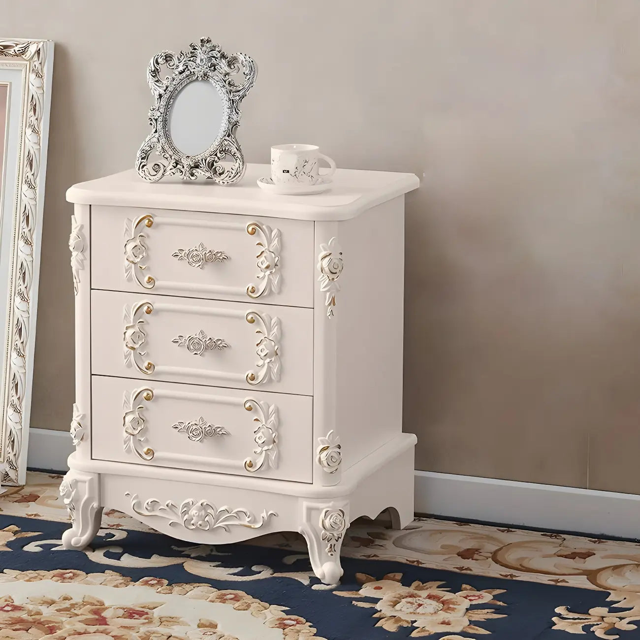 Table de chevet traditionnelle en bois blanc sculpté à 3 tiroirs