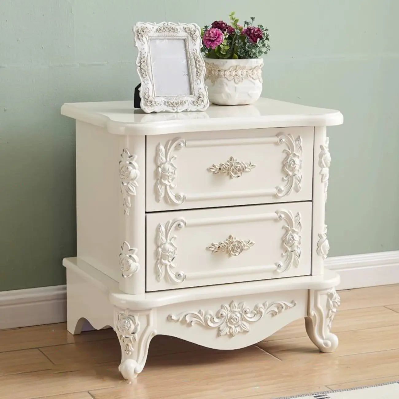 Table de chevet traditionnelle en bois blanc sculpté à 3 tiroirs