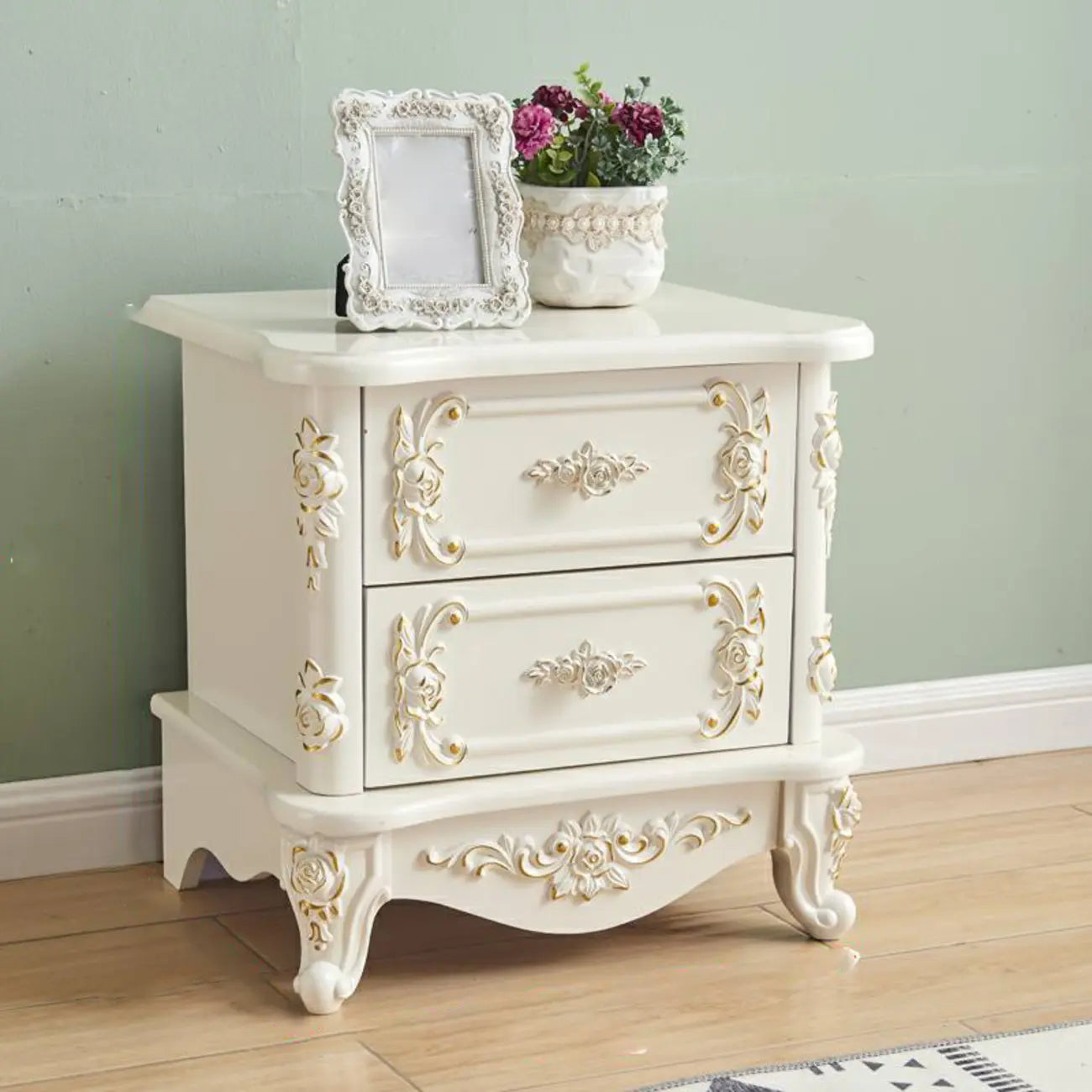 Table de chevet traditionnelle en bois blanc sculpté à 3 tiroirs