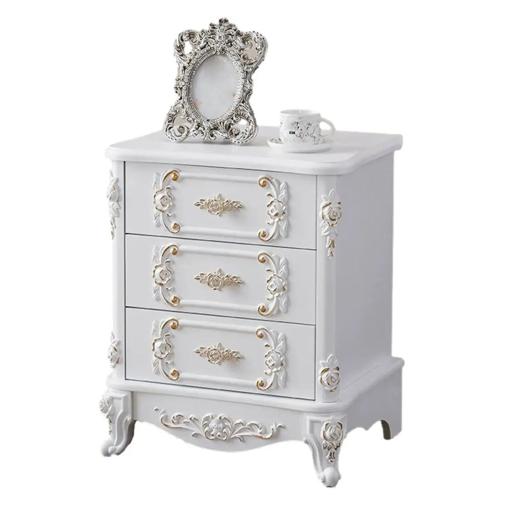 Table de chevet traditionnelle en bois blanc sculpté à 3 tiroirs
